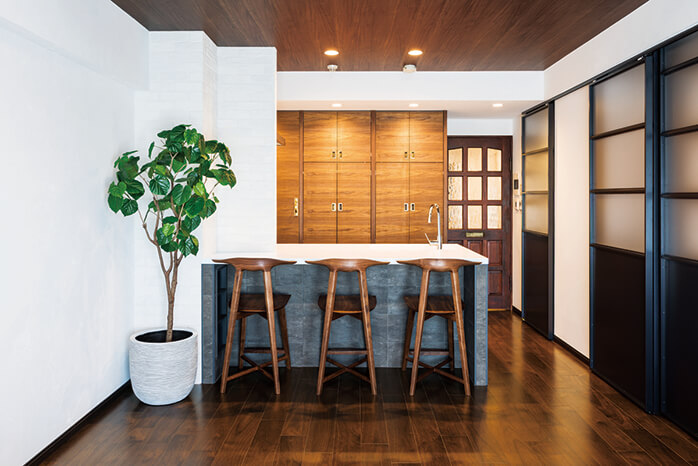 KOMA/sim arm counter chair